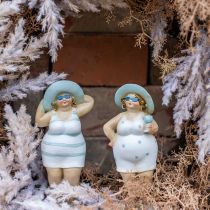 Decoratiefiguur dames op het strand, zomerdecoratie, badfiguren met hoed blauw/wit H15/15,5cm set van 2