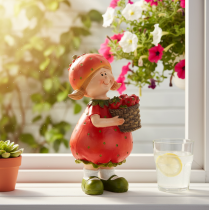 Artikel Decoratief beeldje van een aardbeienmeisje voor zomerdecoratie, schattig beeldje voor woonkamer en balkon, 18 cm