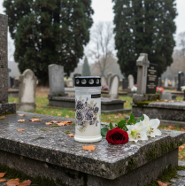 Artikel Witte grafkaarsen met bloemmotieven, Ø7,5 cm H16,5 cm, 6 stuks