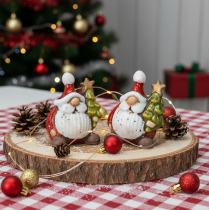 Artikel Kerstmanfiguurtje met kerstboomversiering, 7 cm, 2 stuks