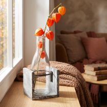 Artikel Glazen vaas op een grijze houten standaard van 20 cm. Rustieke decoratie met glazen fles.