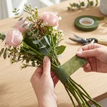 Artikel OASIS® Bloementape, zelfklevende bloementape, mosgroen, 13 mm breed, 27,5 cm lang, 2 stuks