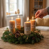 Artikel Adventskaarsen "Merry Christmas" - stompkaarsen van natuurwas in bruin, set van 4, Ø60mm, hoogte 130mm, RAL-keurmerk, decoratieve kerstkaarsen