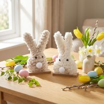 Artikel Decoratieve paashaas van pluche – fluffy paasdecoratie in beige & wit op houten voet H18cm 2 st.