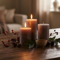 Artikel Grote bruine pilaarkaarsen 70×120mm 4-pack – Elegante cilinderkaarsen in rokerig bruin, door en door geverfd voor decoratie en gezelligheid