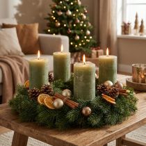 Artikel Olijfgroene pilaarkaarsen in effen kleur, 85x120mm, 2 stuks, voor adventskransen en tafeldecoraties