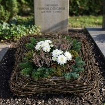 Artikel Decoratief plantenkussen met natuurlijke twijgen, 40x40 cm - Ideaal voor rouwarrangementen en grafversieringen, natuurlijk rotandesign
