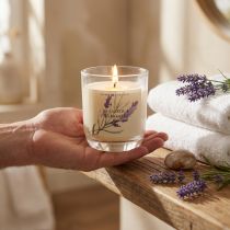 Artikel Geurkaars in een glas lavendel kamille crème Ø7,5cm H8,5cm
