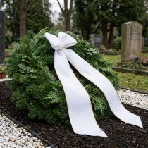 Artikel Wit moiré kranslint met gouden parelrand, 175 mm - Elegant lint voor decoratie en bloemschikken.