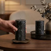 Artikel Zwarte pilaarkaarsen 85×150mm 2 stuks, door en door geverfd, elegant voor decoratie en sfeer