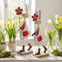 Artikel Paasdecoratie, konijn van metaal, lentedecoratie, paashaas met bloem rood, beige H21cm 2st