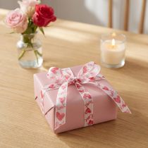 Artikel Decoratief lint met hartjes Love wit rood organza stof 15mm 20m