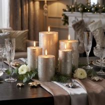 Artikel Platinakleurige pilaarkaarsen in verschillende maten voor een elegante decoratie