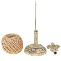 Artikel Antieke decoratieve metalen garenkloshouder met lelie en jute 20,5 cm