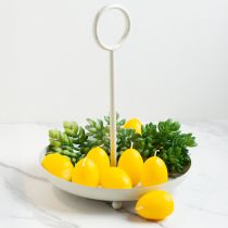 Artikel Decoratieve metalen schaal met handvat voor een modern woonkamerinterieur en tafeldecoratie, 31 cm.