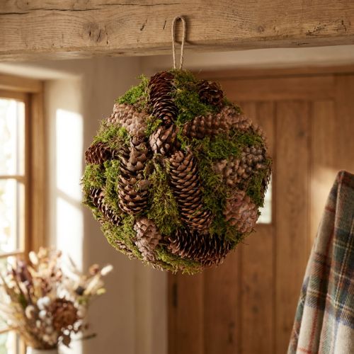 Decoratieve bal van echte kegels met mos natuurlijke decoratie Ø25cm H25cm | Floristik24.nl