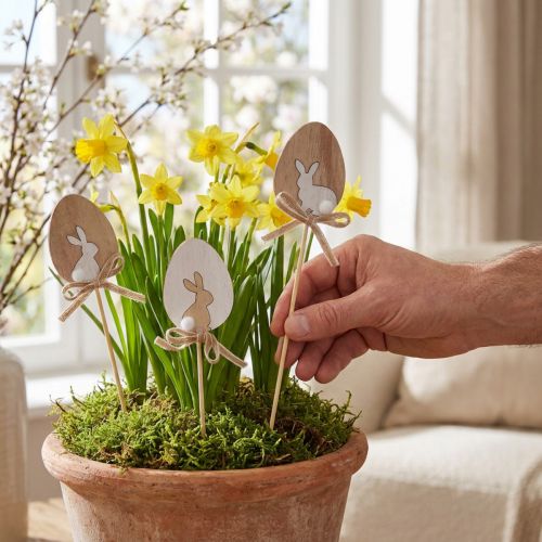 Bloemenplug Paasdecoratie houten ei met konijntje naturel 5×7cm 12 st | Floristik24.nl