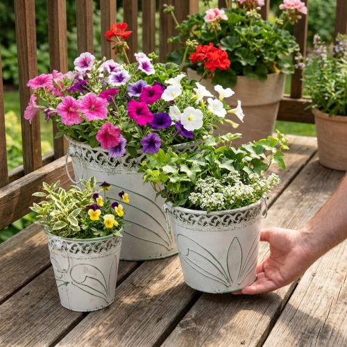 Artikel Bloempot van reliëfmetaal met handvatten, wit en groen, shabby chic stijl, H22/19,5/17,5 cm, Ø25,5/20,5/15,5 cm, set van 3