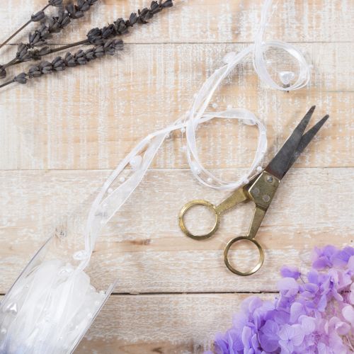 Artikel Organza lint voor bruiloftsdecoratie, wit, 10 mm breed, 5 m lang, met hartjes en parels.