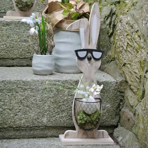 Floristik24 Houten konijnen met zonnebril en mand natuur, paasdecoratie, konijnenfiguur met plantenmand, lentedecoratie 2st