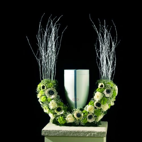 Artikel Steekschuim urn halve ring rouwsieraden H29cm Ø47cm 1 stuk