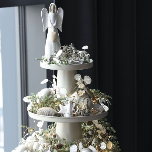Artikel Ronde decoratieve schaal in crèmekleur, 30 cm, op een standaard voor tafeldecoratie.