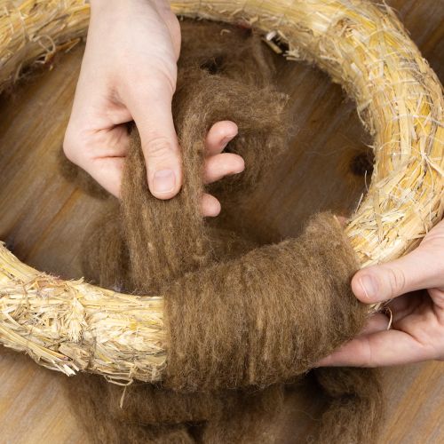 Artikel Wollen koord, decoratieve wol, bruin, 2 m. Wollen koord, viltwol voor knutselwerk en bloemschikken.