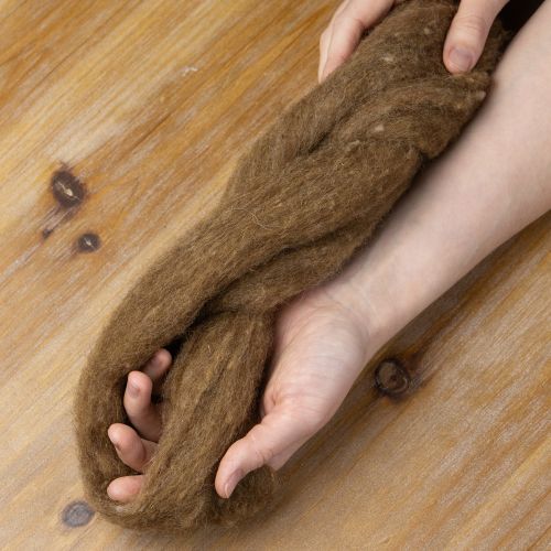 Artikel Wollen koord, decoratieve wol, bruin, 2 m. Wollen koord, viltwol voor knutselwerk en bloemschikken.