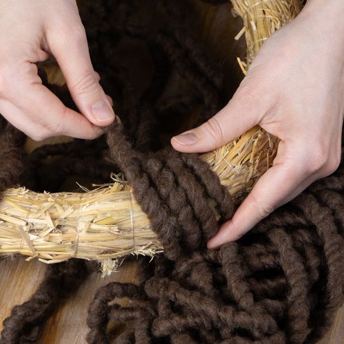 Artikel Pluizig Mirabell wollen koord, bruin, 25 meter decoratief lint voor bloemschikken en knutselprojecten.