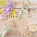 Decoratief lint met gouden strikken op een rol, 15 mm breed, 18 m lang | Floristik24.nl