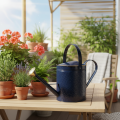 Decoratieve gieter in vintage blauw-goud geruit metaal retro design voor binnen, tuin en balkon, 65 cm | Floristik24.nl