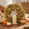 Decoratieve gedroogde krans met kaardenbollen en gierst in geel-olijfgroen, natuurlijke landelijke stijl, Ø28cm, veelzijdige wand- en tafeldecoratie | Floristik24.nl