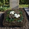 Decoratief plantenkussen met natuurlijke twijgen, 40x40 cm - Ideaal voor rouwarrangementen en grafversieringen, natuurlijk rotandesign | Floristik24.nl