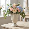 Kleine decoratieve metalen kelkvaas in vintage stijl | Floristik24.nl