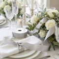 Luxe zilveren zijden lint met elegant verenmotief - ideaal voor bruiloften en feestelijke gelegenheden. Breed 25 mm, lengte 15 meter | Floristik24.nl