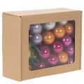 Mini kerstballen aan een